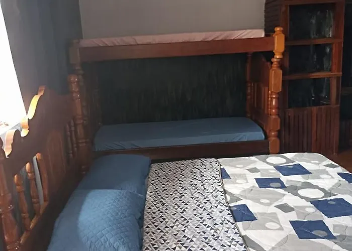 Quarto 05, quarto com cama de casal e 2 beliches, com sacada, banheiro e cozinha