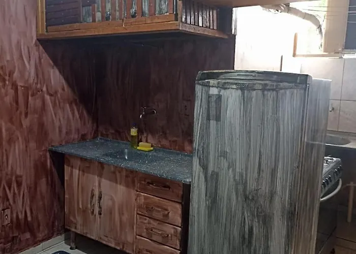 Quarto 05, quarto com cama de casal e 2 beliches, com sacada, banheiro e cozinha