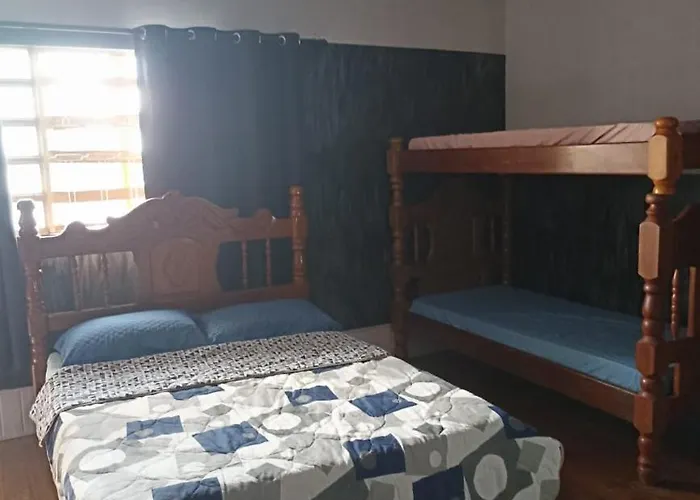 Quarto 05, quarto com cama de casal e 2 beliches, com sacada, banheiro e cozinha