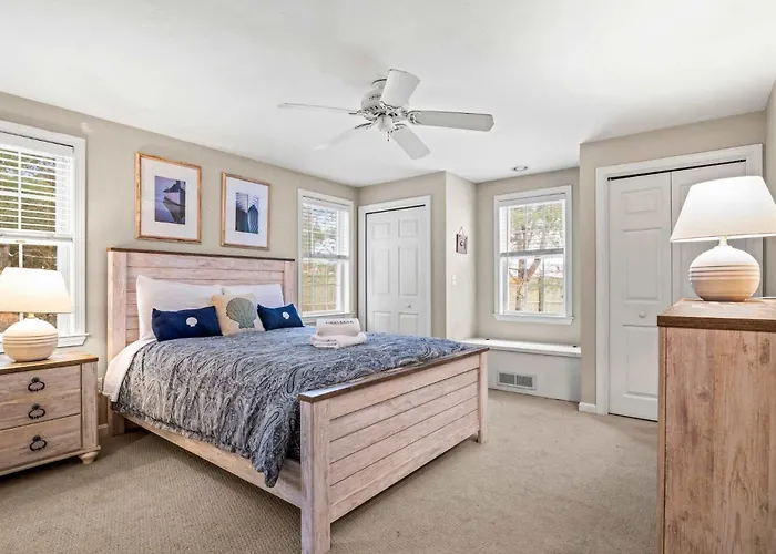 Cozy Bungalow Close To Downtown
