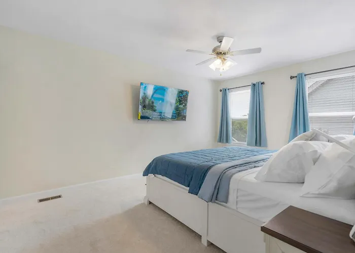 Modern 4Br Retreat With Free Parking In Prime Cwe!