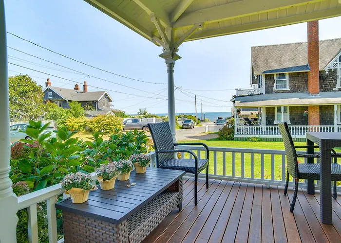 Steps To Inkwell Beach: Victorian Home!