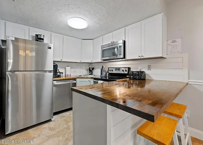 Enchanting 2-Bedroom Ground Floor Beach Condo At Cape Canaveral Wifi & Ac