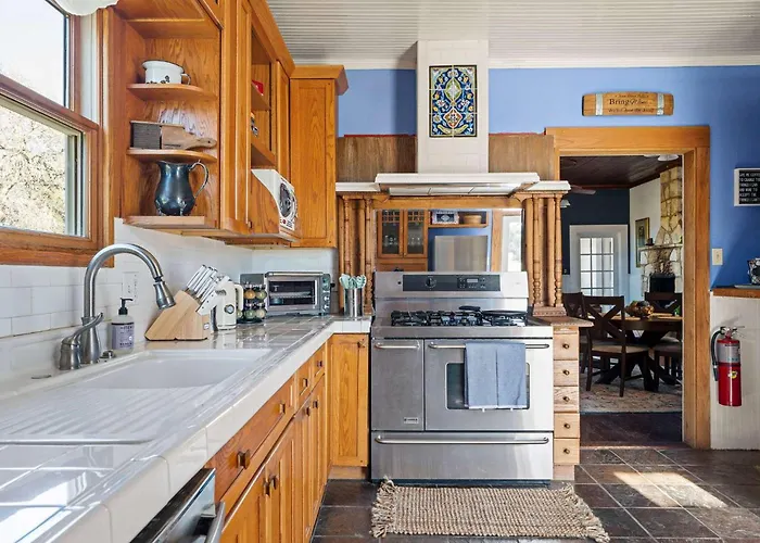 Historic 1Br Farmhouse - Firepit - Mountain Views