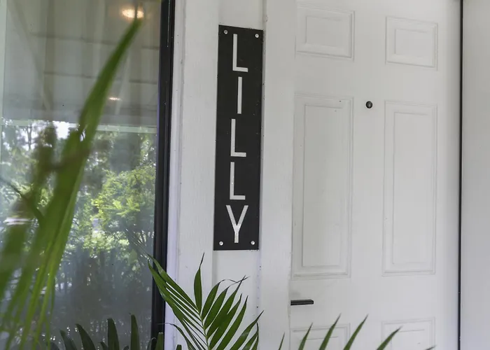 The Lilly- Enchanting Downtown Studio