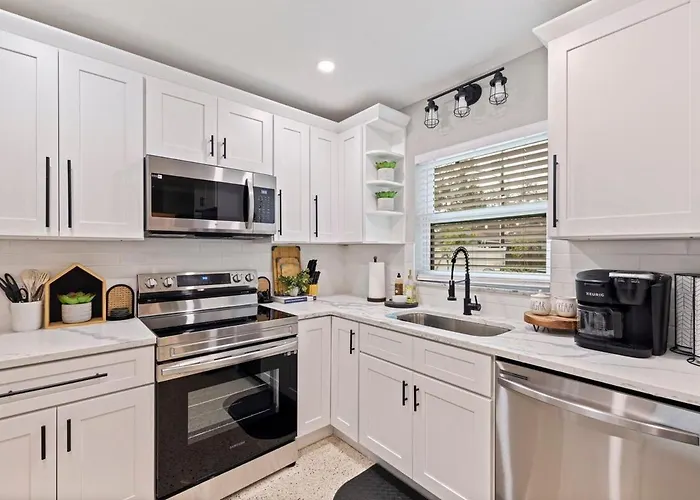 Right At Home Luxury Retreat - Entire Home In Pinellas Park