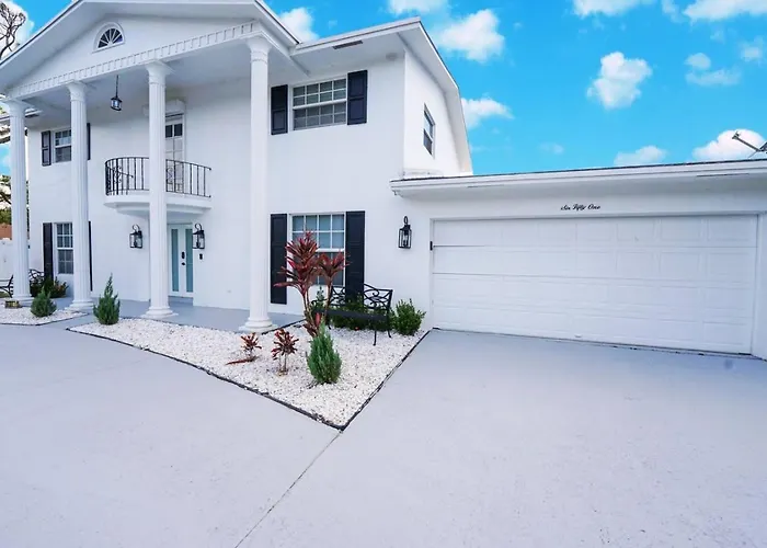 Newly Renovated Coconut Creek Home With Pool And Billiards