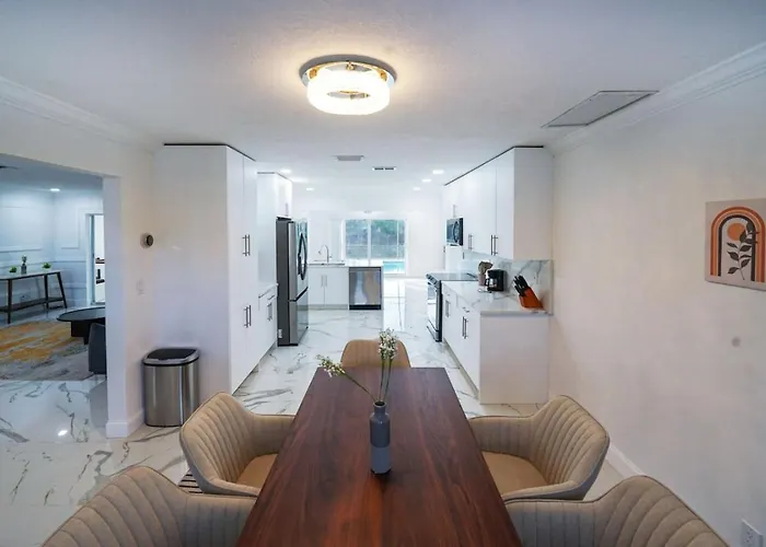 Newly Renovated Coconut Creek Home With Pool And Billiards