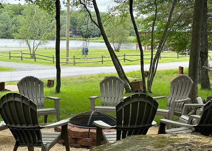 Peaceful Pocono Lakefront, Beach, Pools, Firepit, Pets