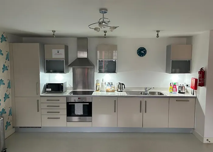 Vizion Suites Milton Keynes - Free Wifi, Netflix Secure, Parking, Fully Furnished & Equipped Apartments