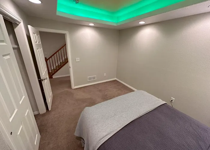 Tiller House - Green Room