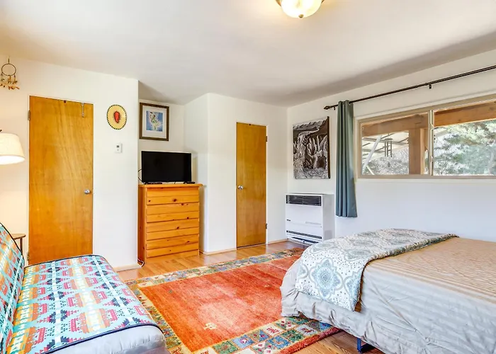 Artsy Studio W/ Patio: 25 Mi To Santa Fe