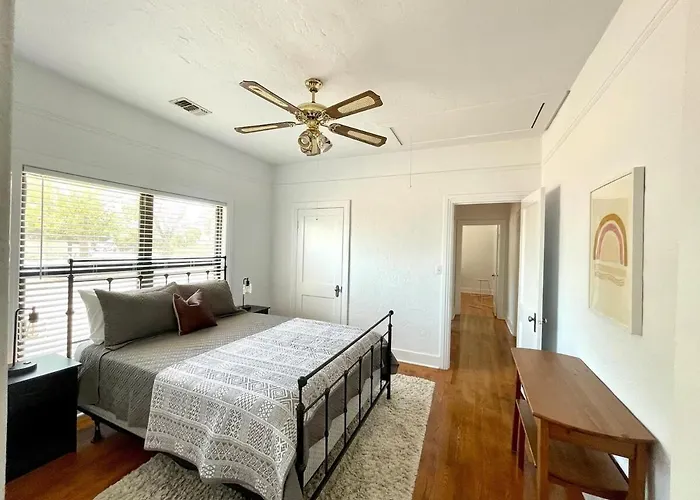 Courthouse Corner - Beautiful Adobe, Pet Friendly