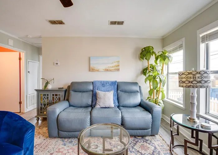 Walk To Beach & Pier: Updated Abode In Rockport!
