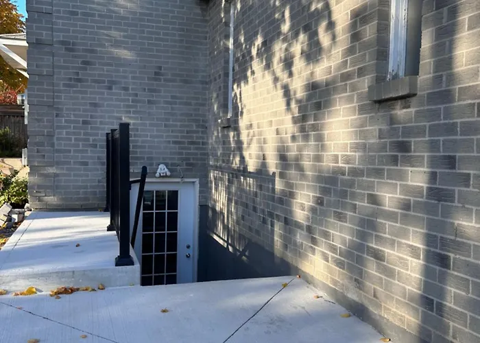 Private 2Bedroom Unit, Free Parking, Free From Smoke & Pet, Self-Check In