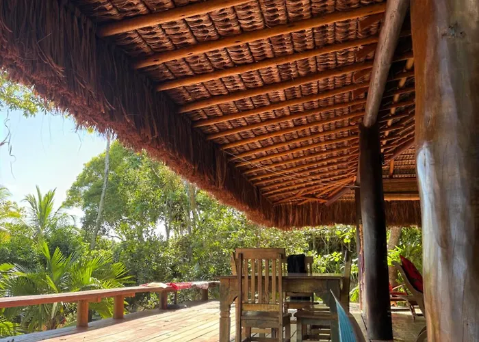 Charmoso bangalô balinês pé na areia Outeiro das Brisas