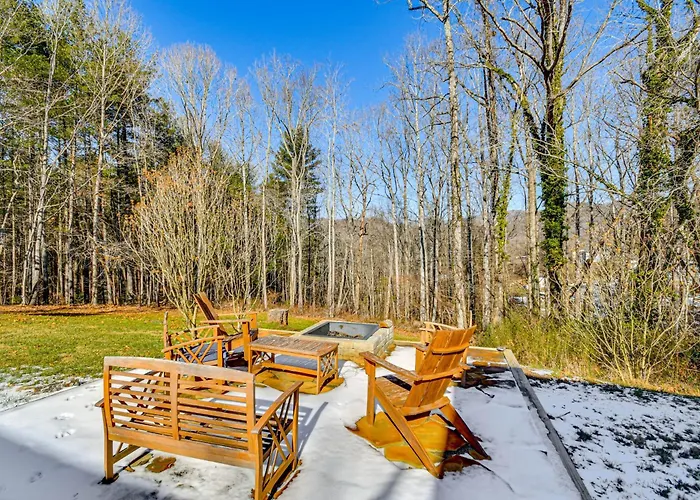 10 Mi To Asheville: Mtn-View Hideaway!