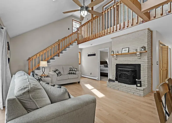 3Br Retreat With Game Room, Hot Tub Near Lake George