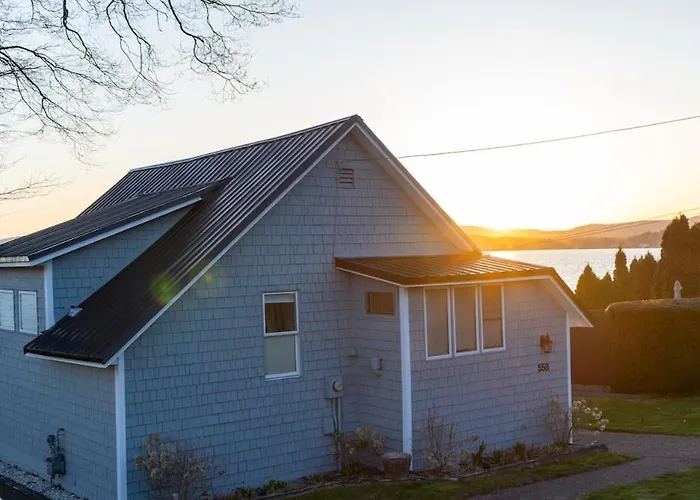 Lakefront Cottage In Colchester