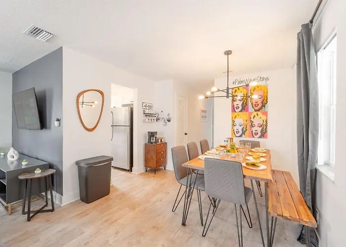 Modern Chic Getaway - Sleeps 11 - Palmwavestays