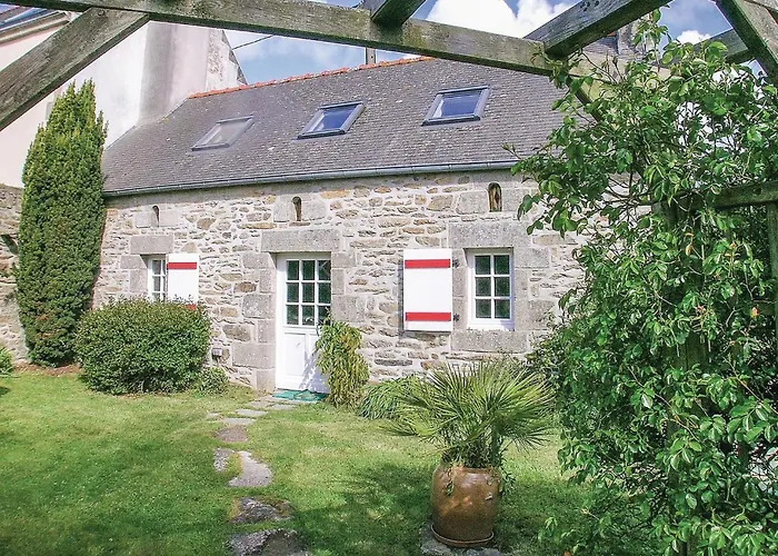 1 Bedroom Lovely Home In Douarnenez