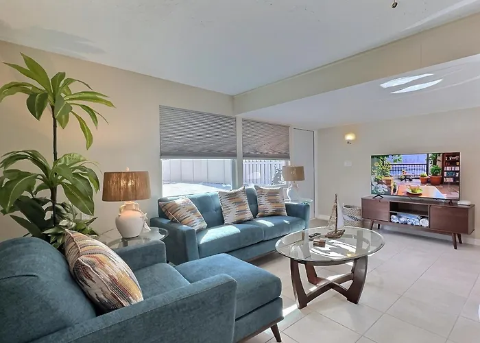 Spacious Renovated 1 Bedroom Siesta Key Beachside Vacation Rental Getaway