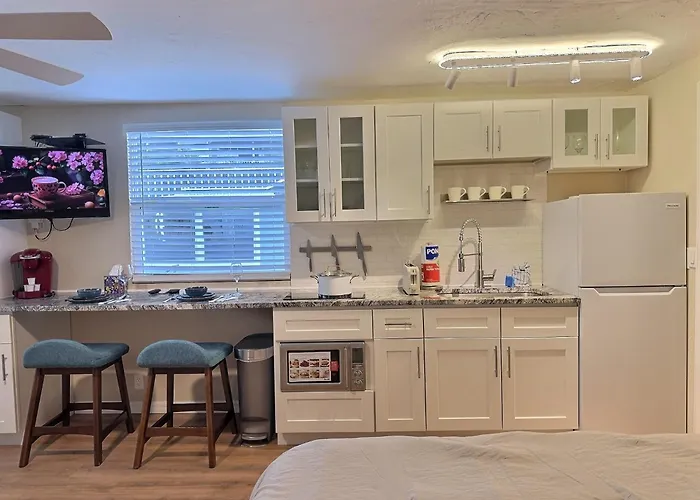 Studio Retreat Across The Street From Beautiful Siesta Key Beach