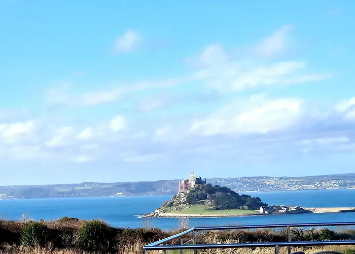Very Spacious, Great Location. Castle And Sea View
