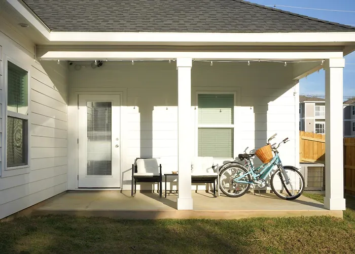Walk To The Beach, Comes With Two Bikes, Fully Fenced In Back Yard!