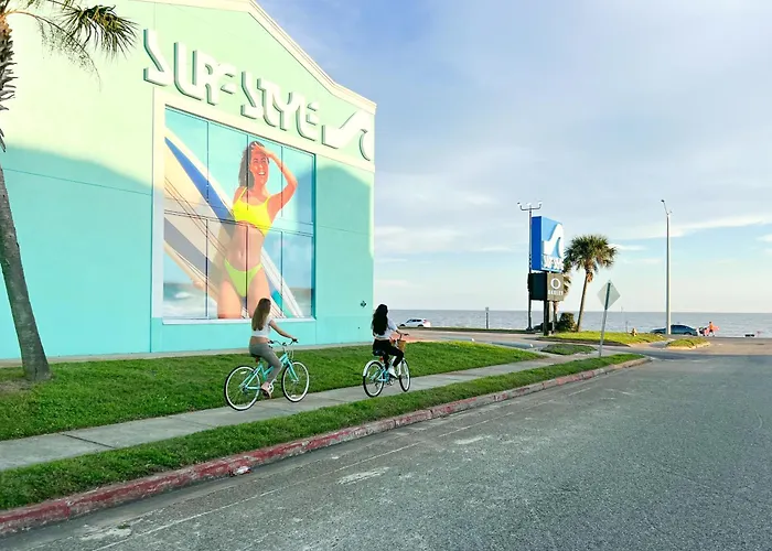 Walk To The Beach, Comes With Two Bikes, Fully Fenced In Back Yard!