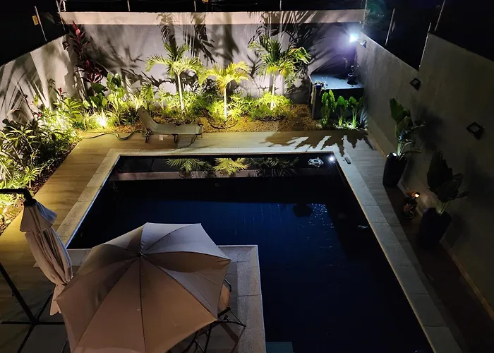 Suíte tripla vista piscina em casa moderna e familiar da Mirian