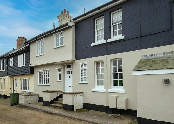 3 The Coastguards, Thorpeness - Only A Stones Throw From The Beach And Very Close To Famous Boating Meare, Country Club And Golf Club - Aldeburgh Coastal Cottages