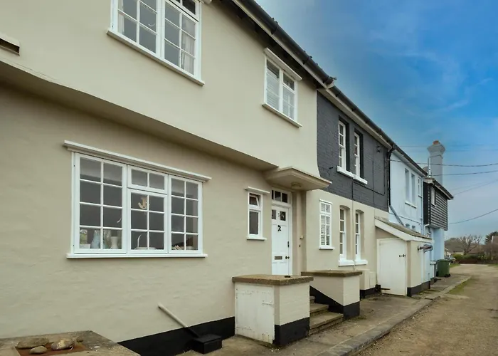 3 The Coastguards, Thorpeness - Only A Stones Throw From The Beach And Very Close To Famous Boating Meare, Country Club And Golf Club - Aldeburgh Coastal Cottages