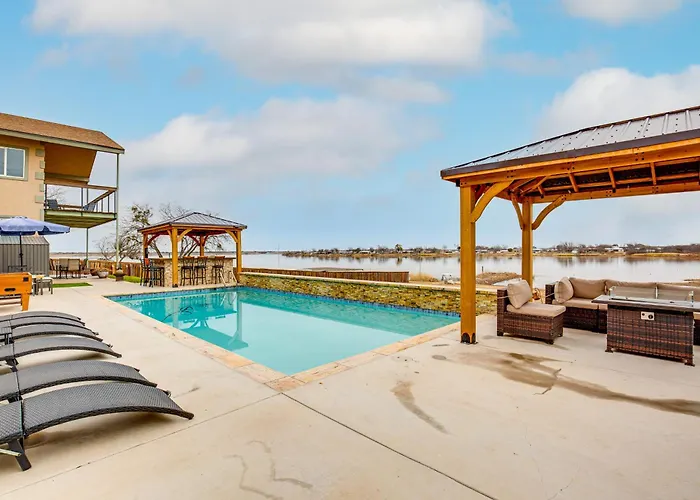 Hot Tub & Sauna: Lakefront Wichita Falls Home!