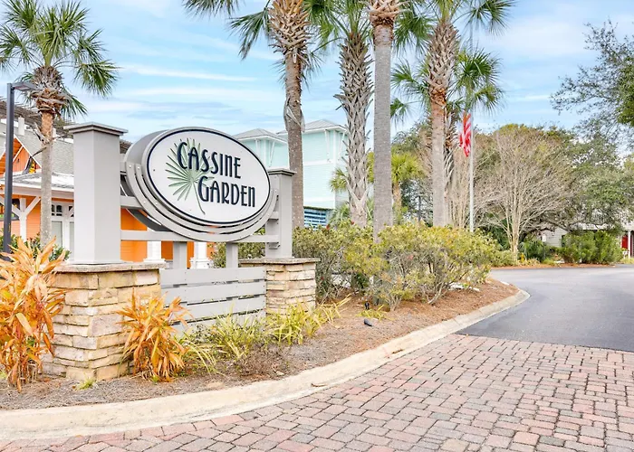 'Almond Grove Cottage' W/ Patio: Walk To Beach!