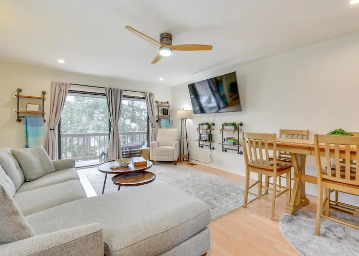 'Almond Grove Cottage' W/ Patio: Walk To Beach!