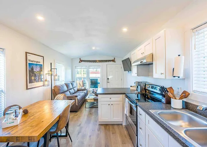Rainforest Tiny Home Retreat Woodsy