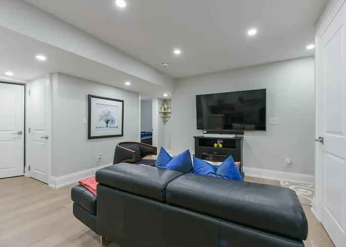 2 Bedroom Private Suite-Parking-Near Hospital And Airport