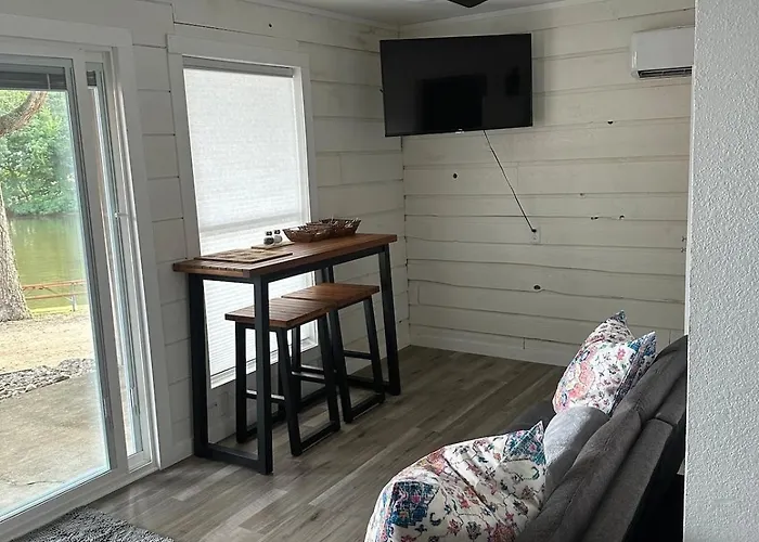Hideaway On The Lake!