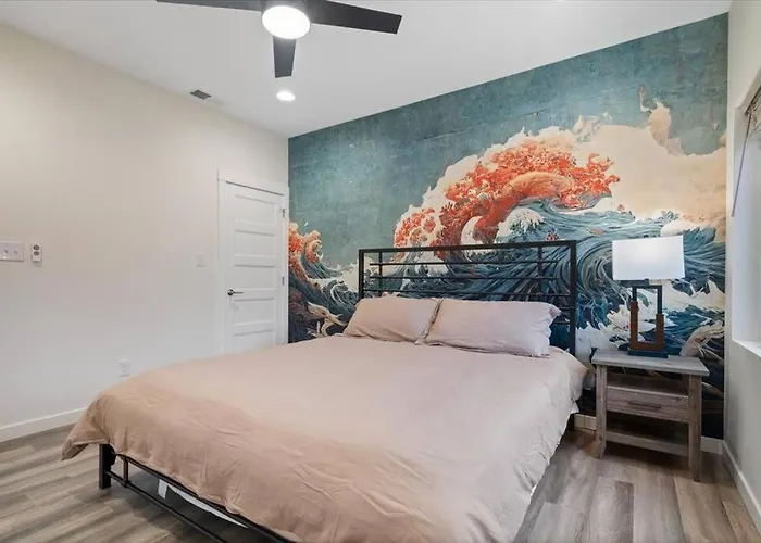 Spring At The Golden Goose Including King Bed, Parking, Security And Laundry