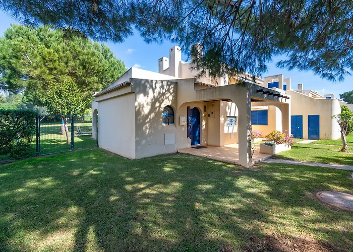 Paraiso de Alvor: Poolside Retreat Near Beach and Village