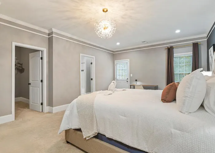 Atlanta Gem Near Mercedez Benz Stadium & Stone Mtn Prk