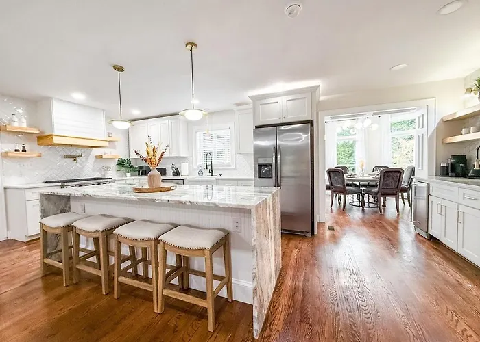 Beautiful Estate In 4 Acres Of Land In Chapel Hill
