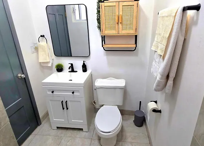 10 Min From Beach! 4 Queen Beds