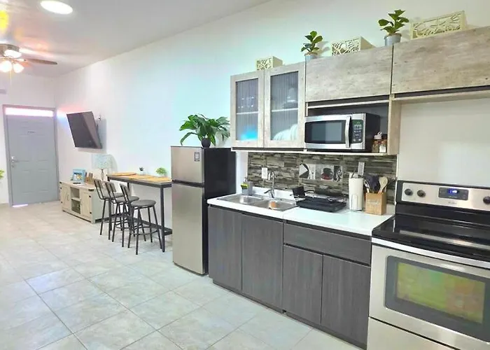 10 Min From Beach! 4 Queen Beds