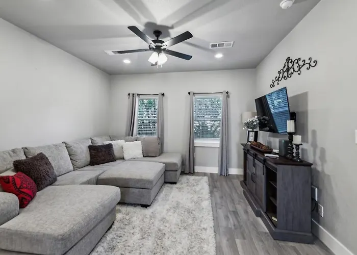 Mins To Granbury Med Ctr, Mins To Lake, Firepit, Stunning Modern Kitchen