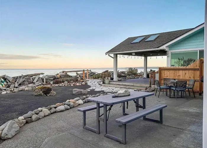 Sq Strait By The Sea