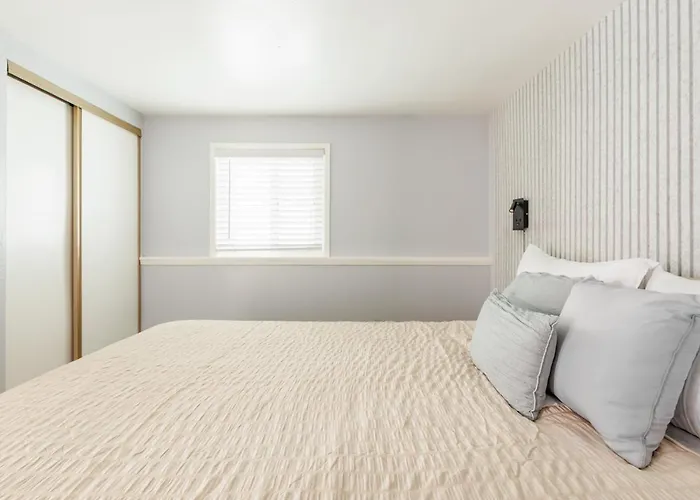 Quiet Victorian 2Br • Ping Pong Room • Free Parking • W/D