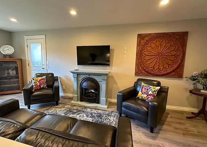 Sqc Cedar St Cottage