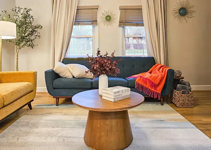 4 Bedroom - King Beds - Perfect For Hpu, Furniture Market, Greensboro, Winston